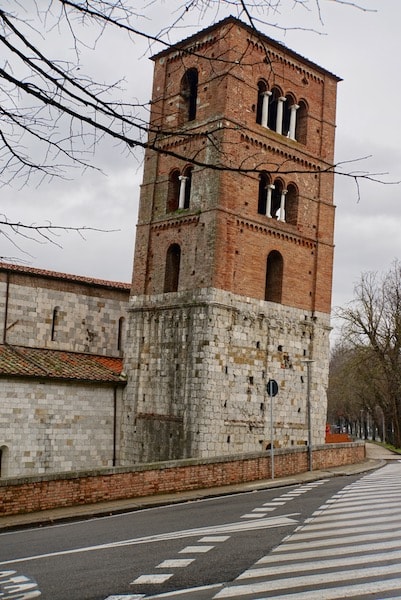 サン・ミケーレ・デリ・スカルツィ教会　斜塔